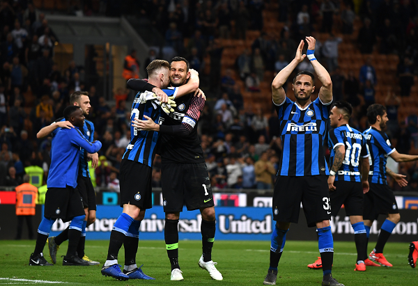 官方：巴塞罗那竞技后卫法雷右膝韧带损伤，将缺阵三到四个月（官宣：巴塞罗那竞技后卫法雷右膝韧带受损，预计伤缺3至4个月）