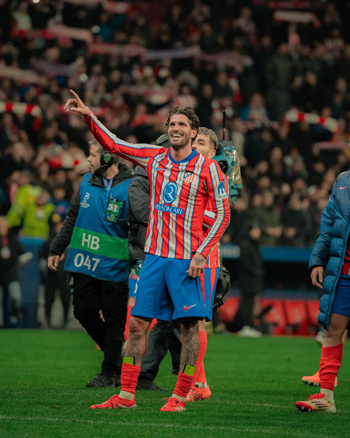 穆勒：卡尔在享受努力提高的过程，同时也在享受比赛的乐趣（穆勒：卡尔既享受提升自我的努力，也享受比赛的快乐）