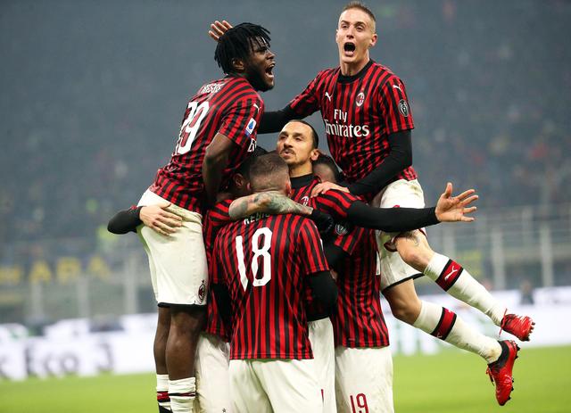 太阳报：里奇的主持人女友亮相米兰德比，透视装造型引发热议（米兰德比看台焦点：里奇的主持人女友以透视造型亮相引发热议）