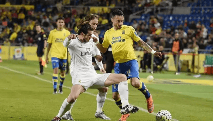 东契奇压哨三分绝杀全场（东契奇压哨三分绝杀制胜）